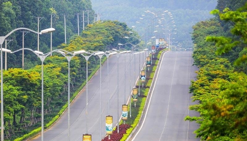 A road leading through green hills towards mountains outside Da Nang
