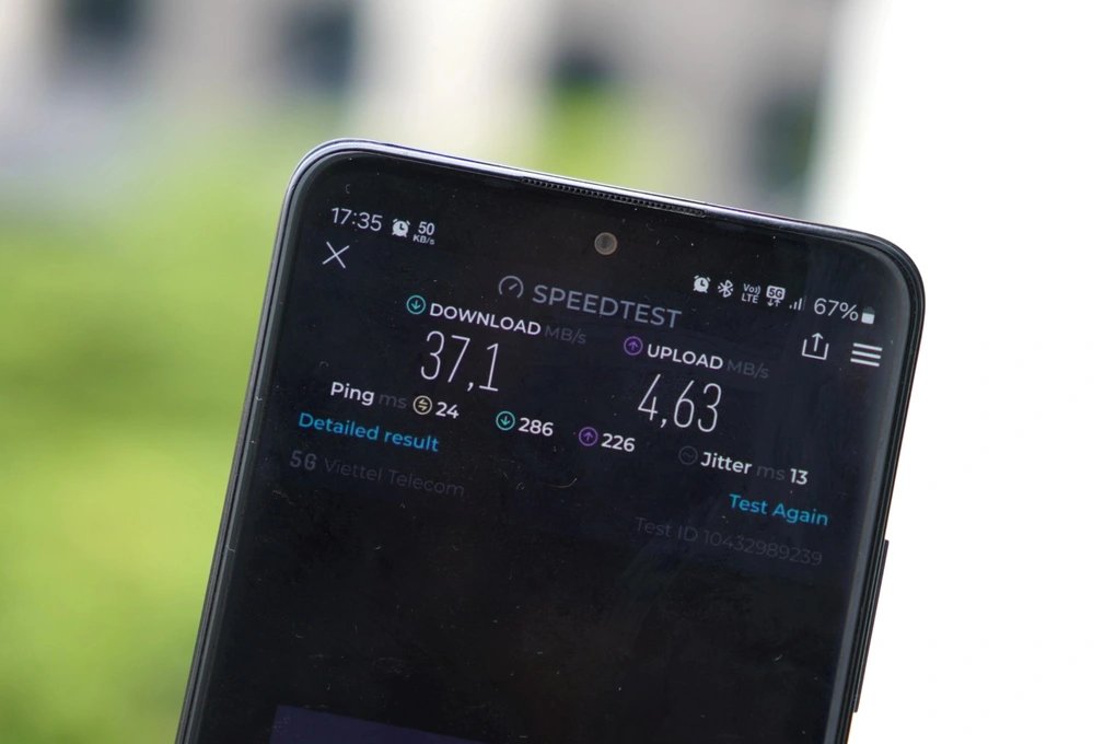 A phone screen showing full signal bars and mobile data switched on