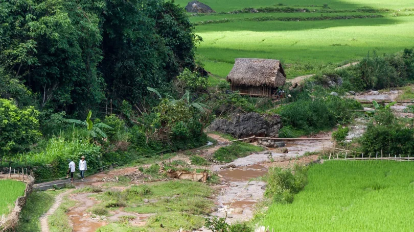 Stream and stilt hut near Hang Doi cave in the Kho Muong valley, Pu Luong