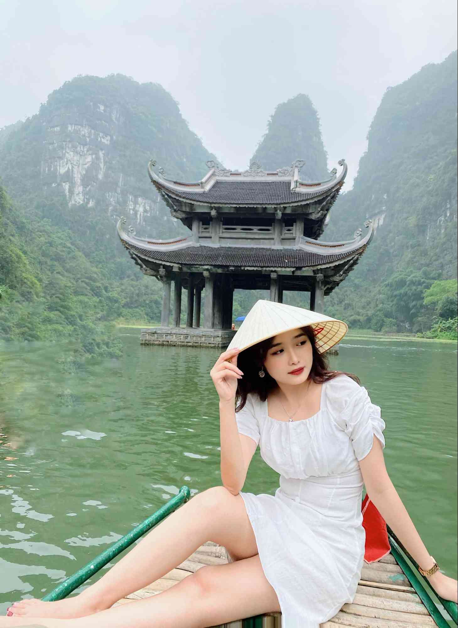 Trang An boat ride through the limestone karsts, Ninh Binh