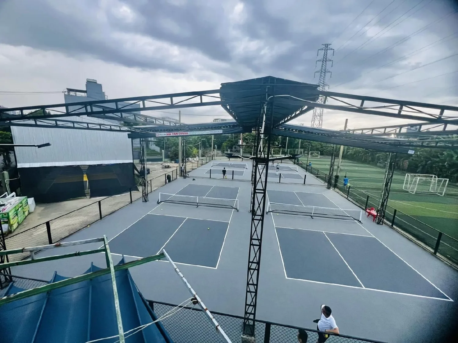 Players on a Vietnamese pickleball court during a match